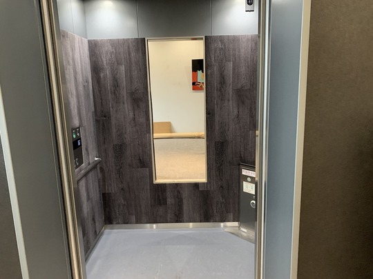 ボードエレベーター 高級壁養生カバー登場‼ - エレベーターの内装リフォームやマット交換
